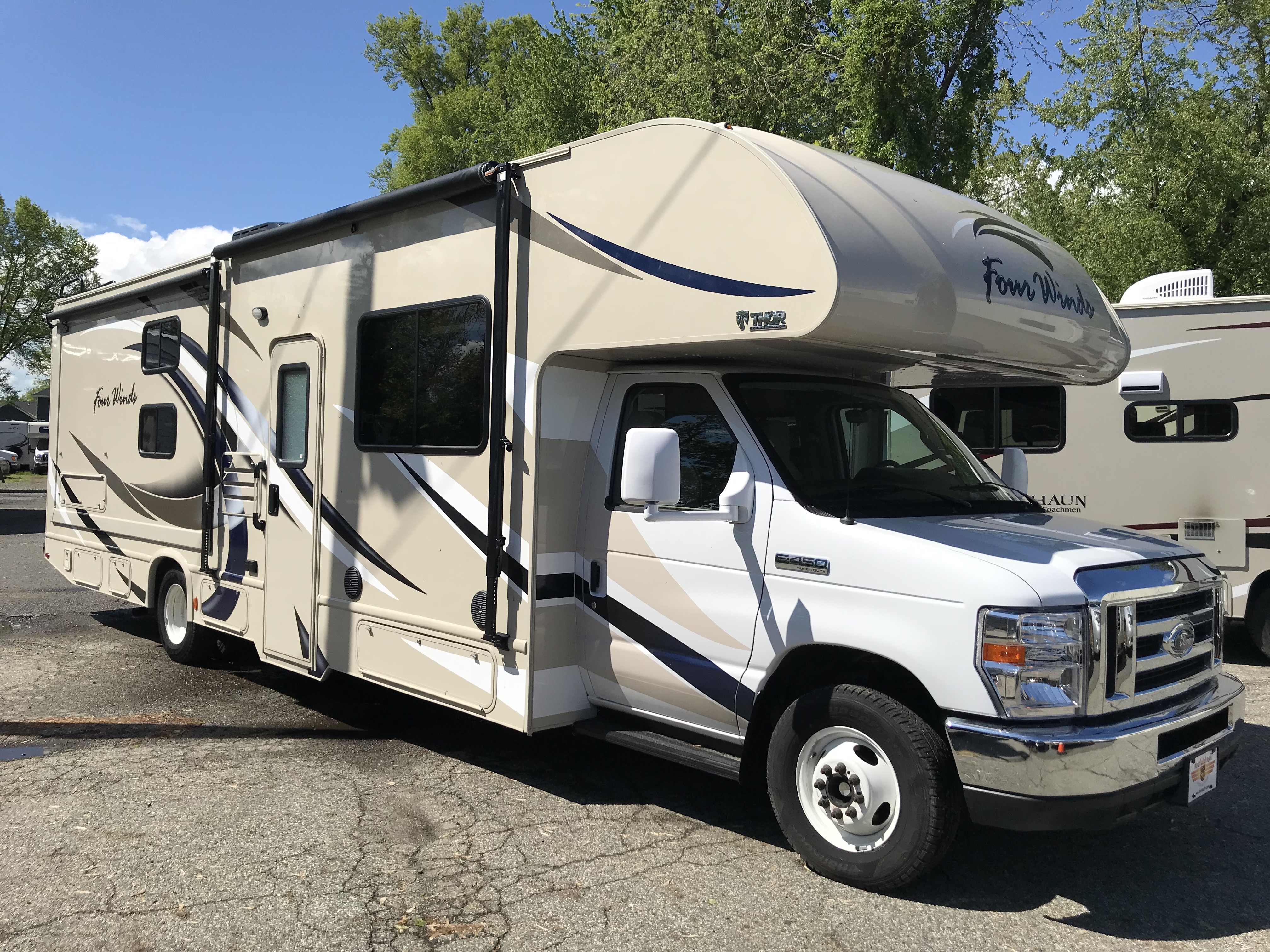 2019 Thor Motor Coach Fourwinds 30D exterior