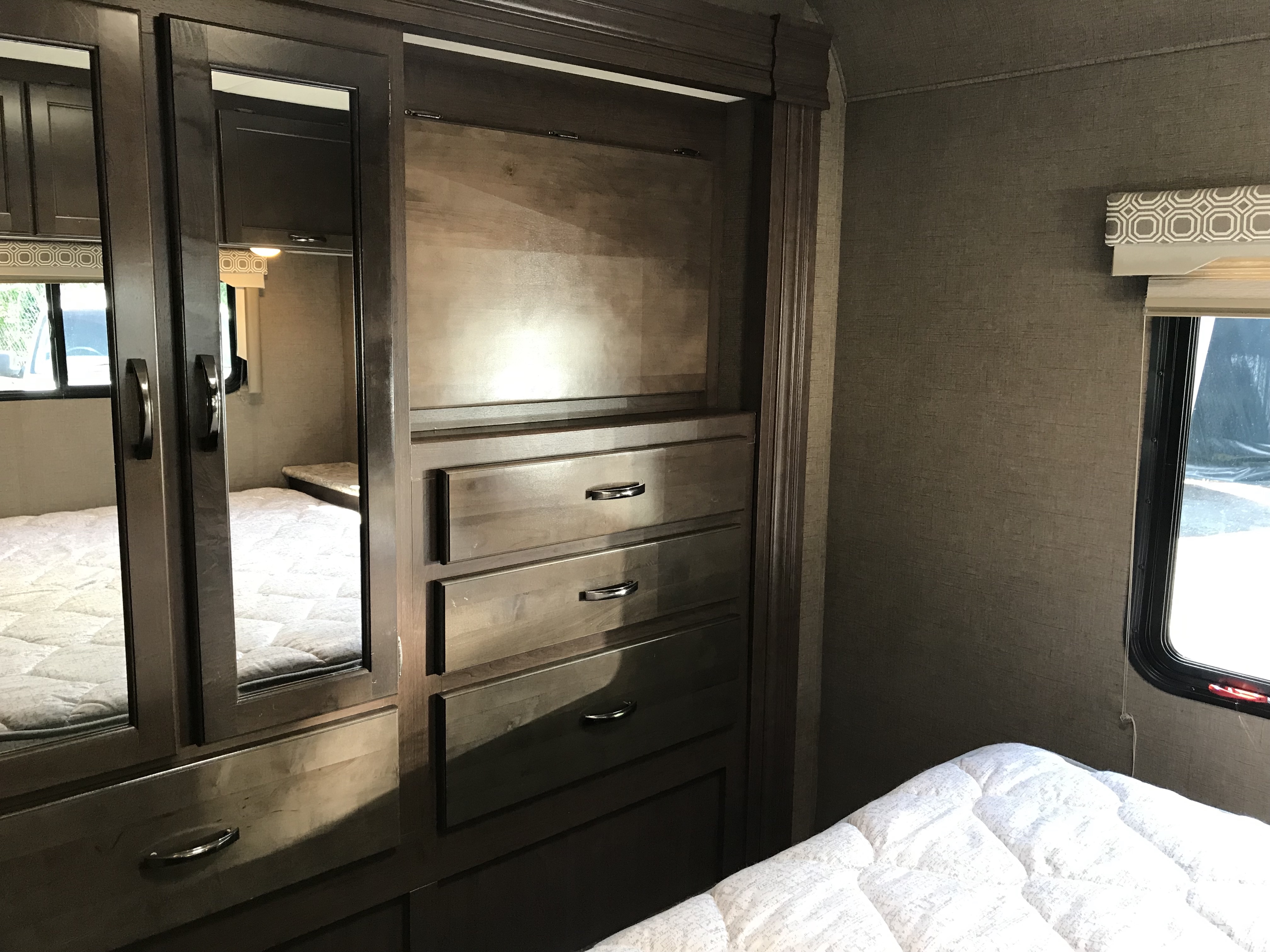 2019 Thor Motor Coach Fourwinds 30D interior bedroom