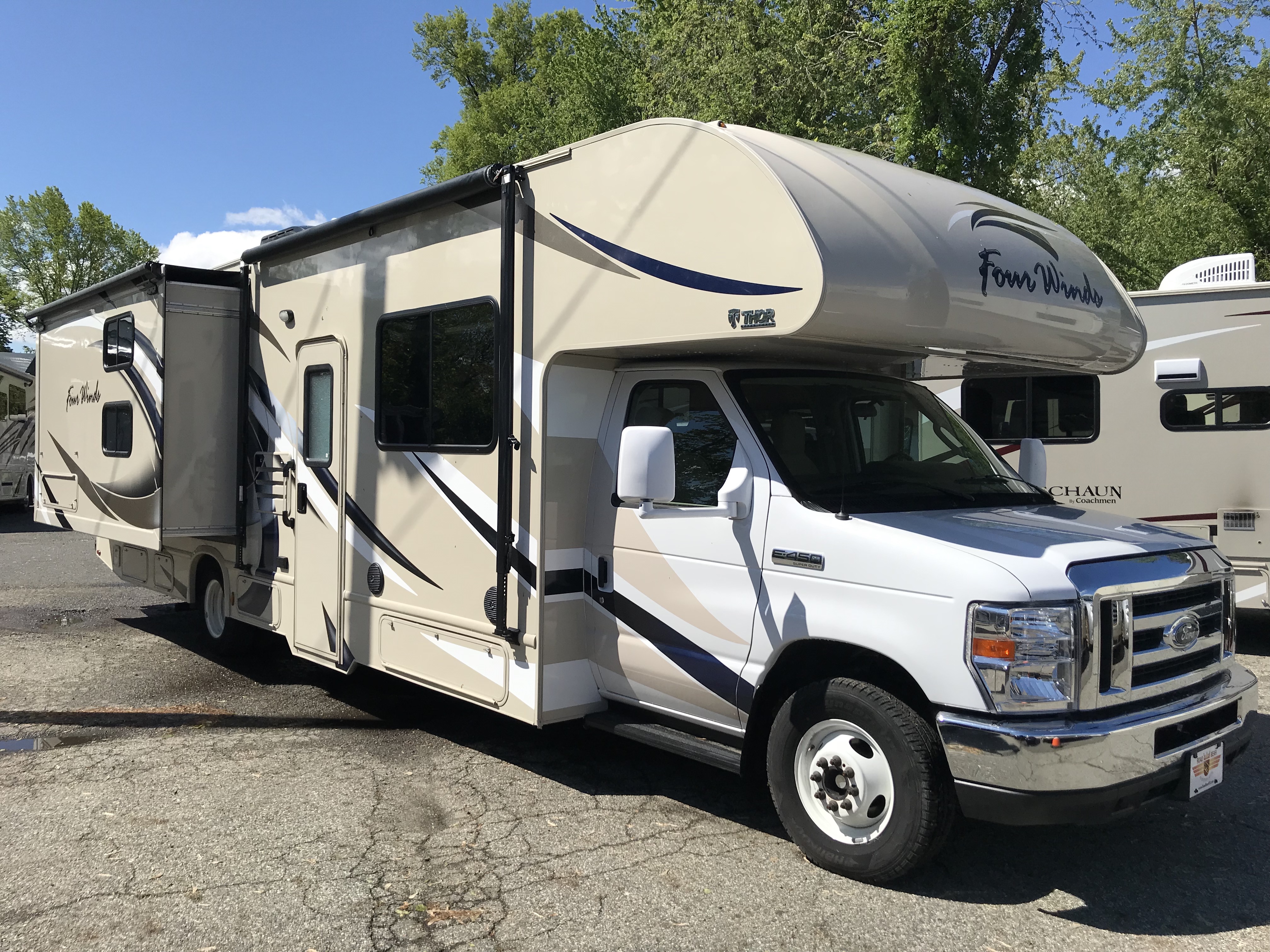 2019 Thor Motor Coach Fourwinds 30D exterior