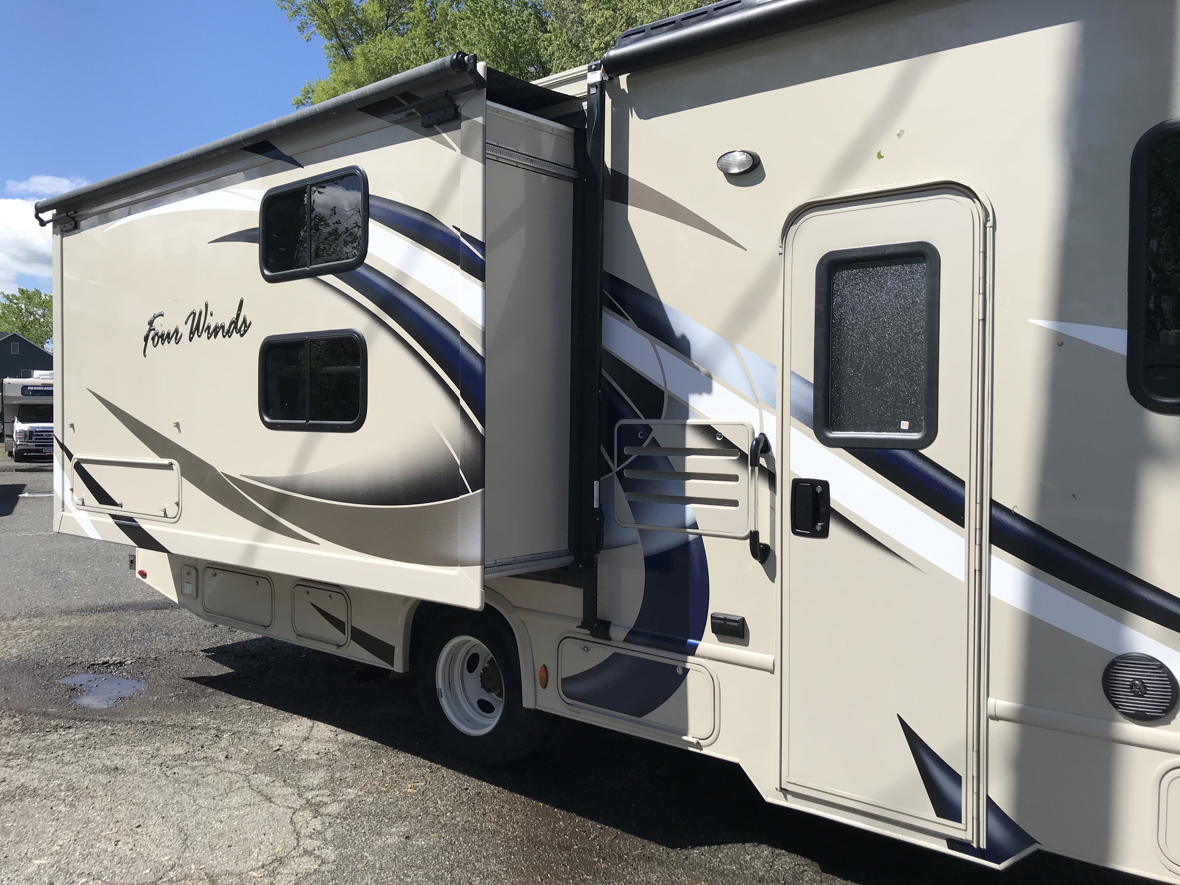 2019 Thor Motor Coach Fourwinds 30D exterior slide-out