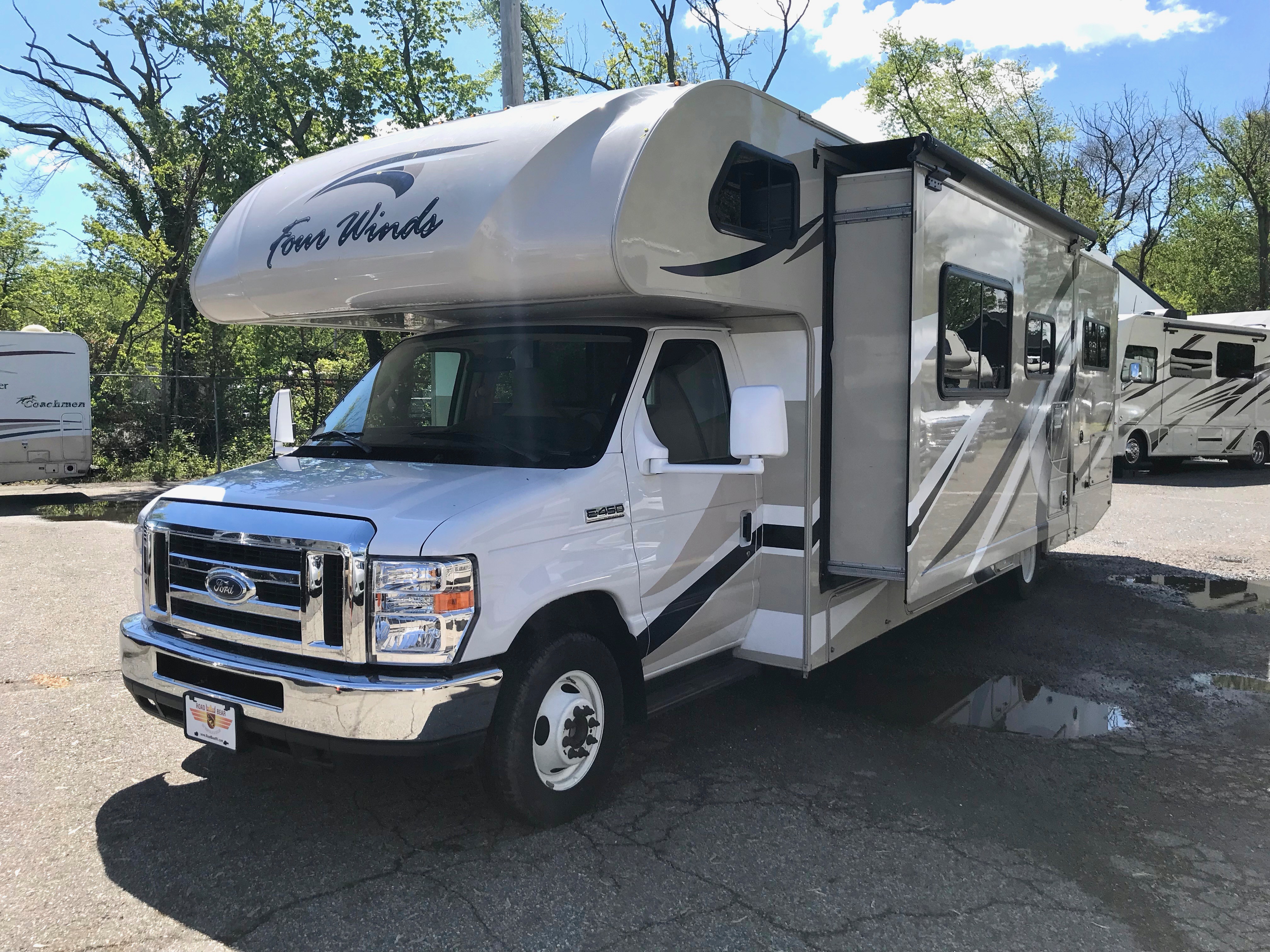 2019 Thor Motor Coach Fourwinds 30D exterior slide-out